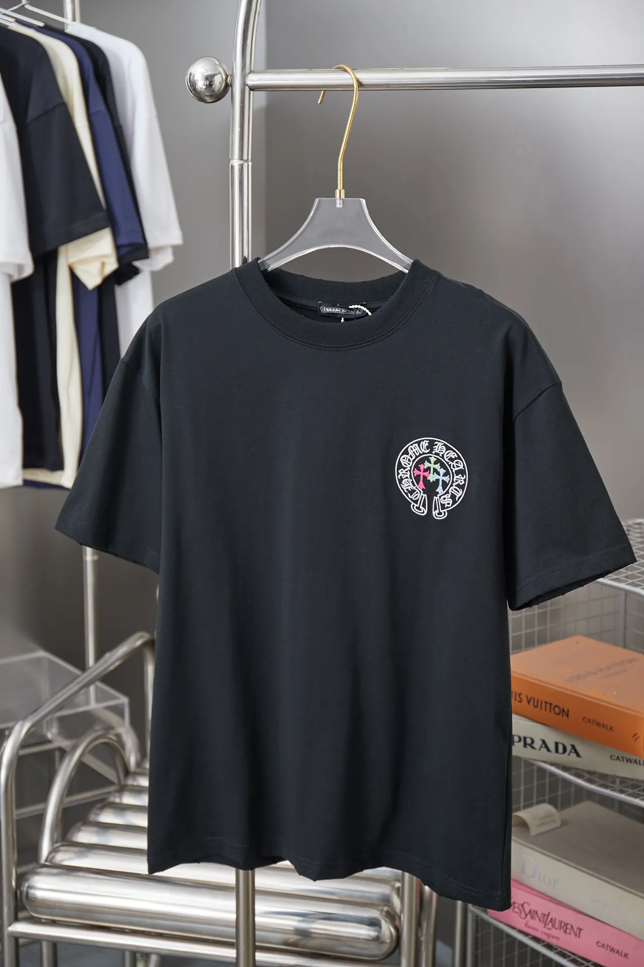 🅿️190 Ch*ome Hearte 25SS Early Spring New Style Embroidered Contrasting Cro Heart Label Short Sleeves Light Luxury Essential Item for Daily Commuting for Men and Women Correct Version Welcome to Compare Detailed Features · 320g 100% pure cotton double yarn jersey fabric · Custom dyed in the same cylinder, special thickened 32 pieces double-strand 1X1 thread · Imported Tajima machine embroidery tatami embroidery · Hand-embroidered leather tag hardware · Double-needle stitching and cross-stitch technology · Original main mark, washed tag, branded moisture-proof paper packaging Color: Black/White Size: S/M/L/XL